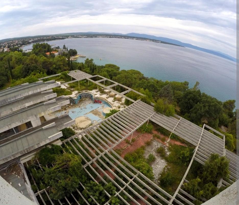 Haludovo Virtual Ruin Hotel Bungaloos Apartments And Camping, International Cooperation And Assistance For Rebirth Baracska Экстерьер фото