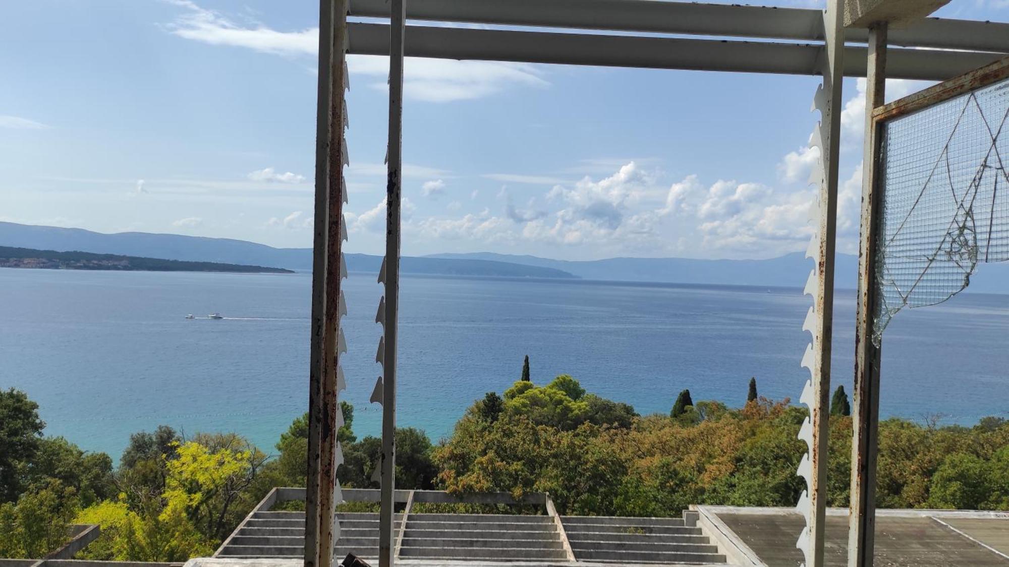 Haludovo Virtual Ruin Hotel Bungaloos Apartments And Camping, International Cooperation And Assistance For Rebirth Baracska Экстерьер фото